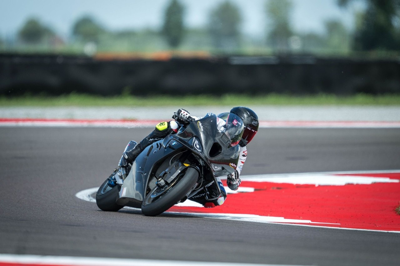 DueruoteTG #238 - Abbiamo guidato in pista la BMW che corre in SBK! 